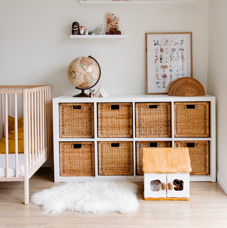 methode-rangement-chambre-enfant porte ouvrant sur jeune femme allongée sur un lit avec un chien et un ordi